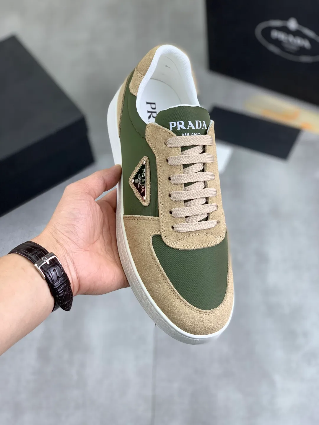Men's Men's Shoes💰P440💰[New Style] The latest classic model of high-quality PRADA breathable and comfortable men's shoes has been launched on the official website in 1:1 reproduction, synchronized in Hong Kong counters and on the same catwalk; all made of calfskin with breathable mesh fabric ➕Imported soft and comfortable sheep Leather lining, 🍡🍡original 1:1 rubber outsole, non-slip and wear-resistant; comfortable to wear, attractive style, fine workmanship, and simple and neat shoe last, showing a man's courage and toughness, 👍size 38 to 44; 5️⃣colors🉑️ to choose from